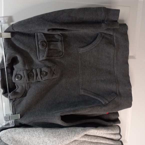 3 Pullovers Boys, Old Navy & Under Armour, Size 6 - Picture 3 of 6